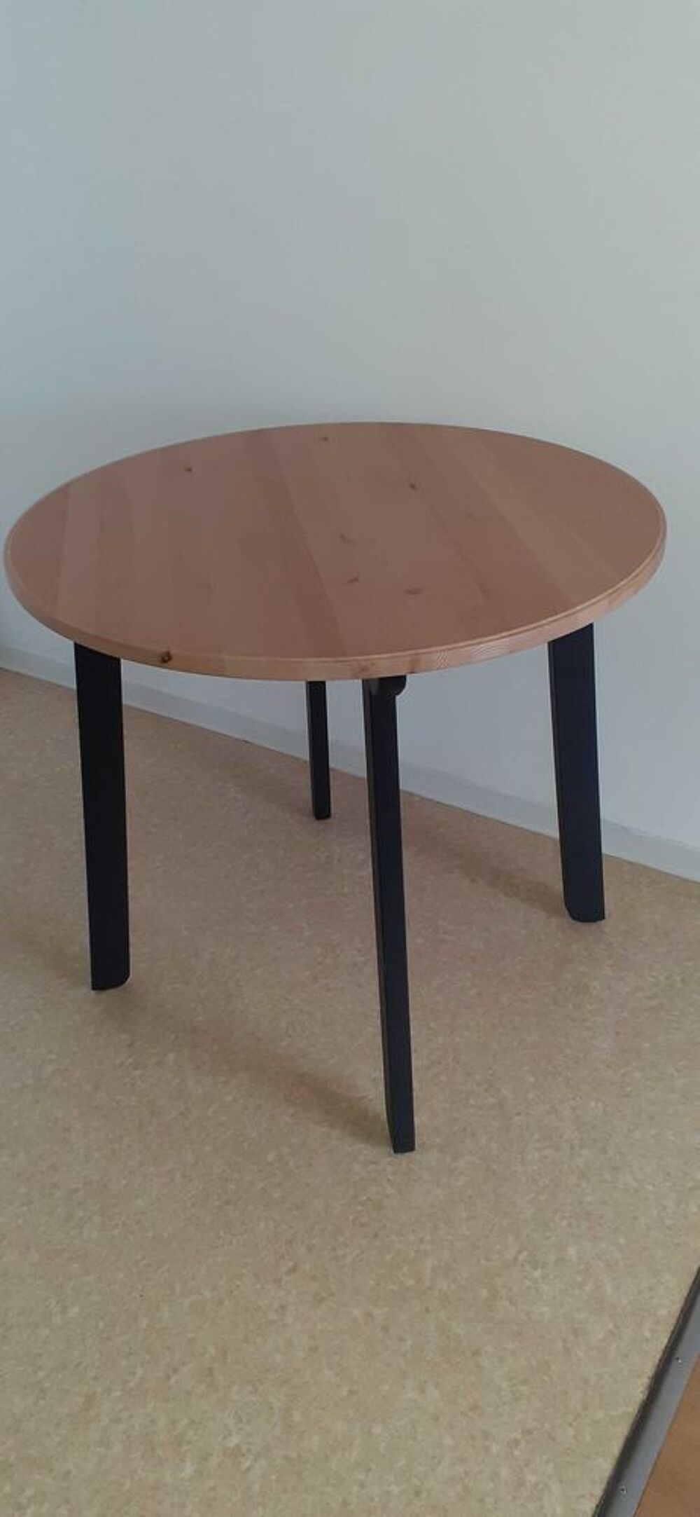 table Ronde 85cm diam&egrave;tre en bois,neuve, retrait sur place, paiement esp&egrave;re uniquement Meubles