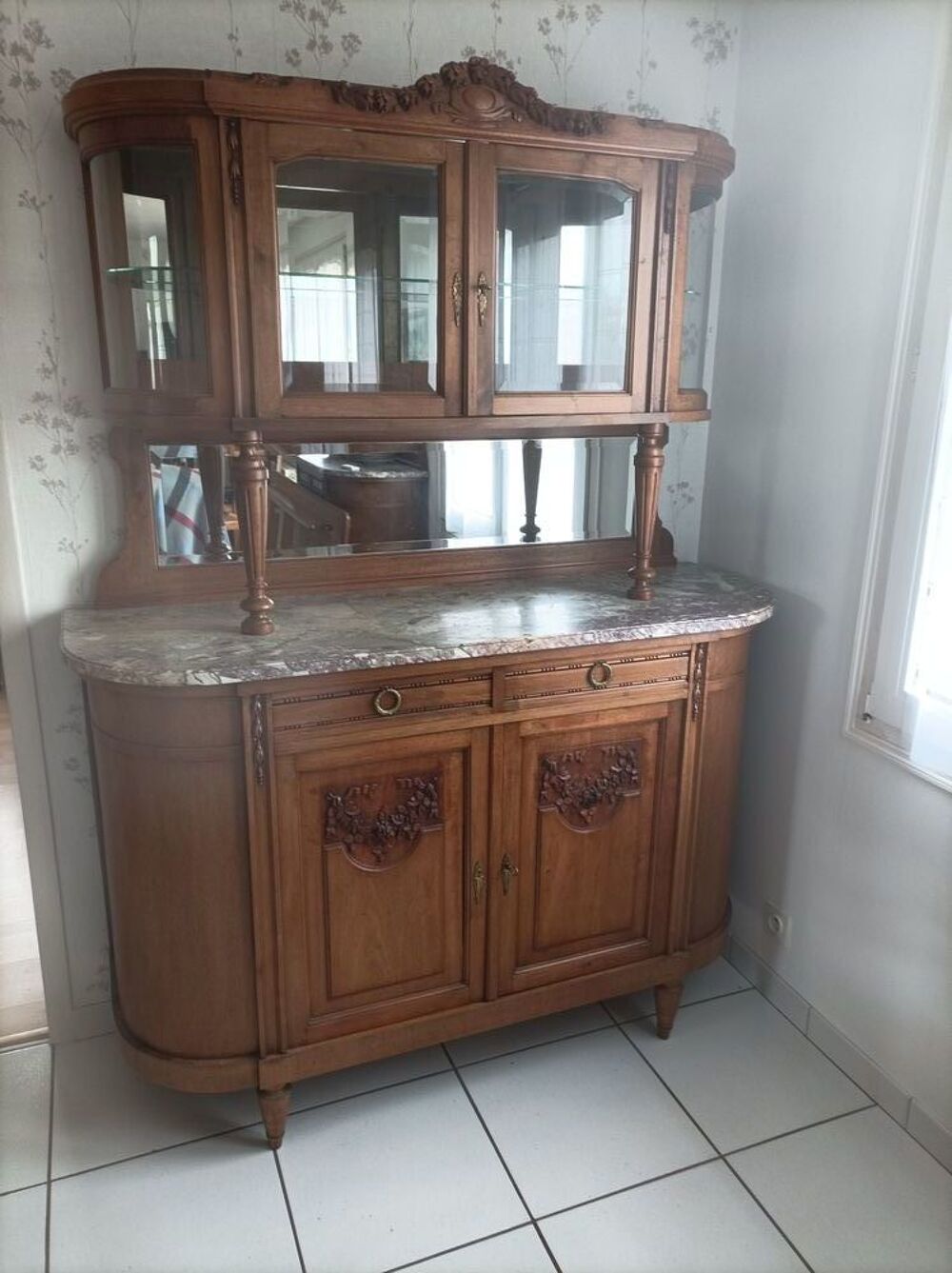 SALLE &agrave; MANGER ANCIENNE EN NOYER COMPLETE. Meubles