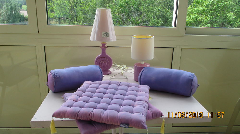Lot 2 Lampes + 4 Coussins Violet. Décoration