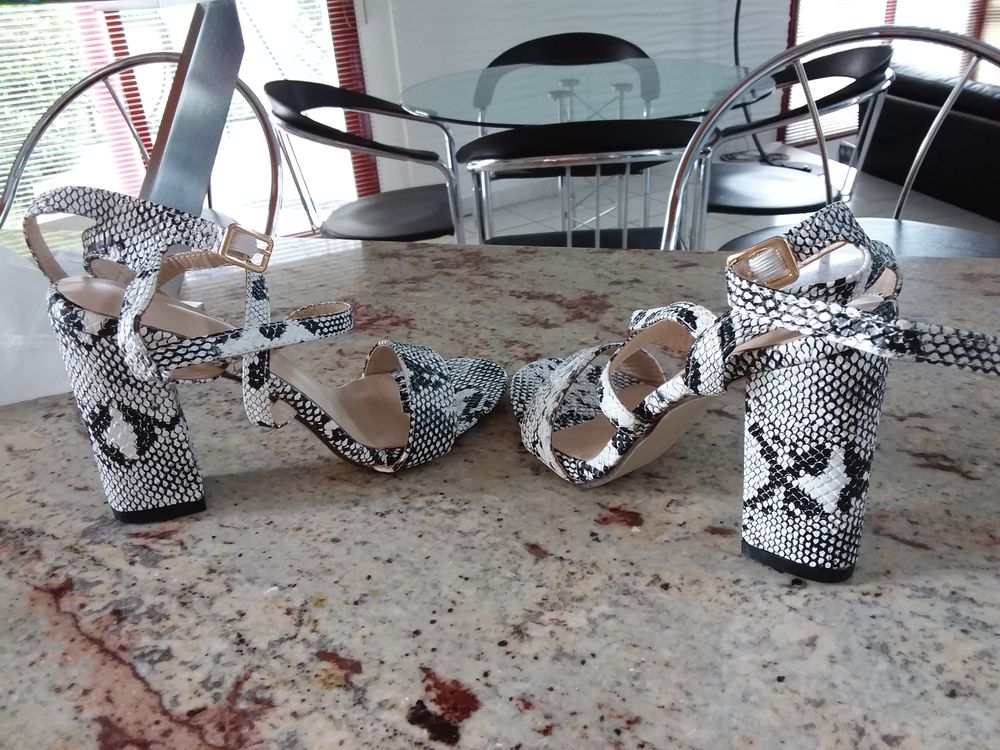 chaussures neuves (car talon trop haut ) Chaussures