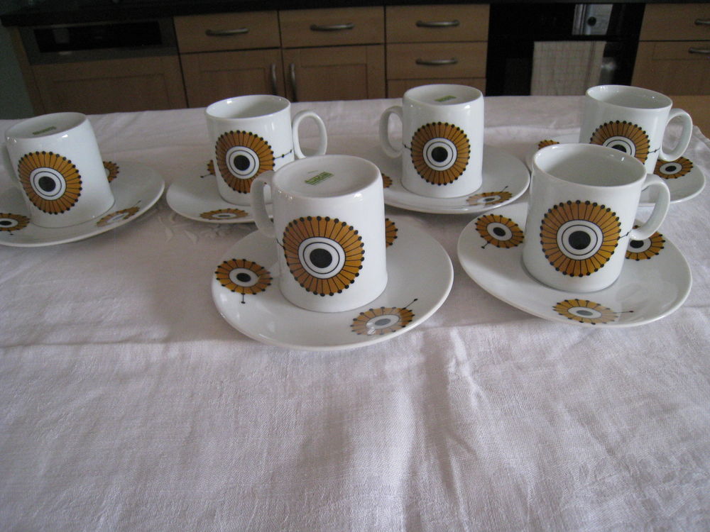 6 tasses et sous tasses vintages 1970- 1975 Cuisine