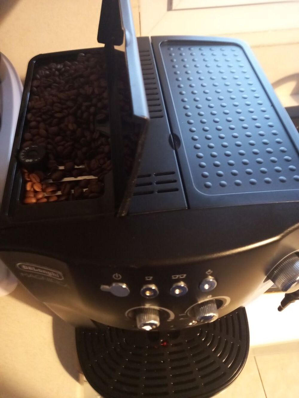 Machine a caf&eacute; grain Delonghi magnifica Electroménager
