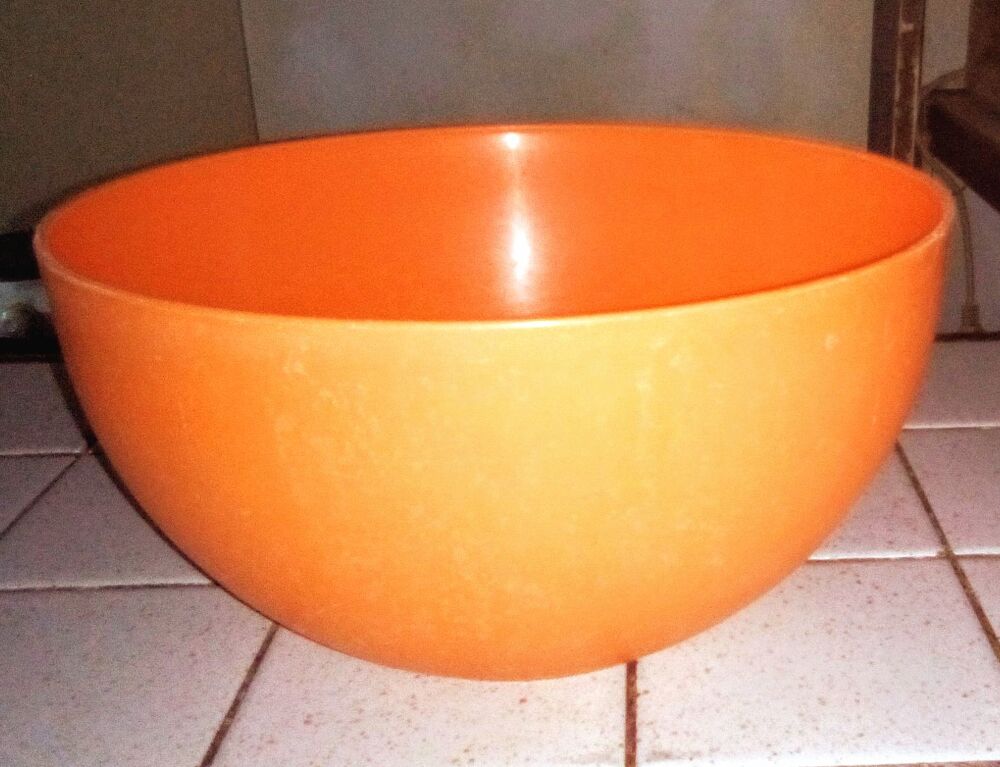  Deux saladiers couleur orange en plastique avec cuill&egrave;res Cuisine