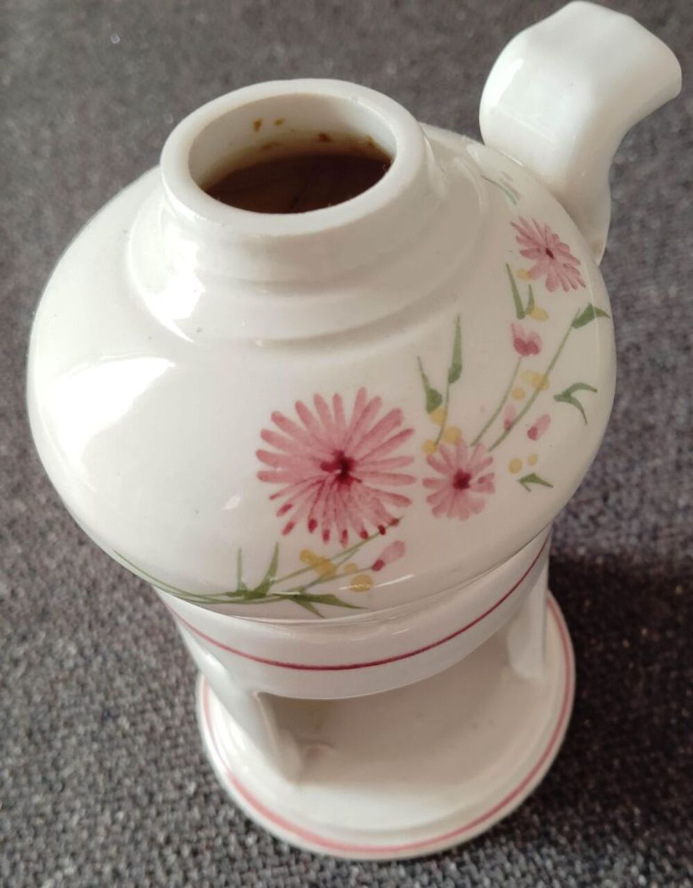 ar&ocirc;mi&egrave;re &agrave; liquide parfum&eacute;. H=13cm diam&egrave;tre=8cm
Décoration