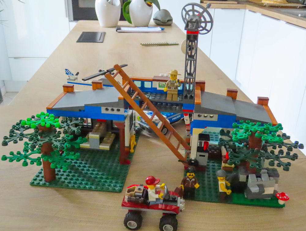 LEGO CITY 4440 Poste de police de la for&ecirc;t Jeux / jouets