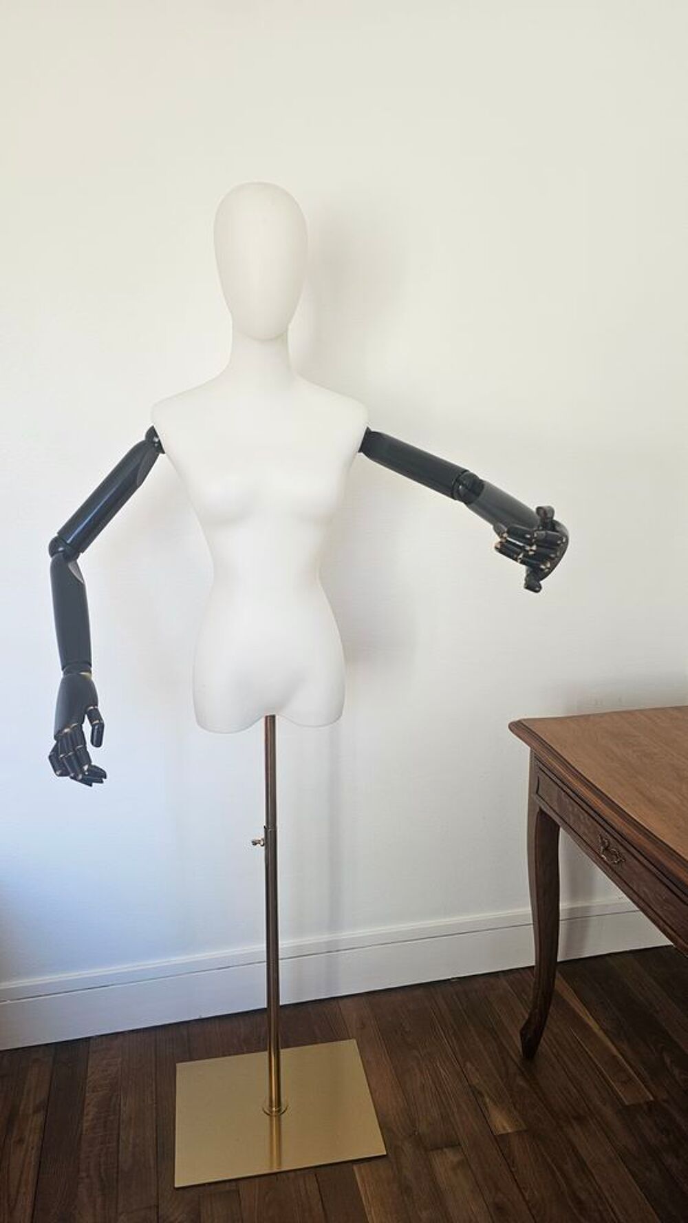 Mannequin buste femme lumineux avec bras bois articul&eacute;s et s Décoration