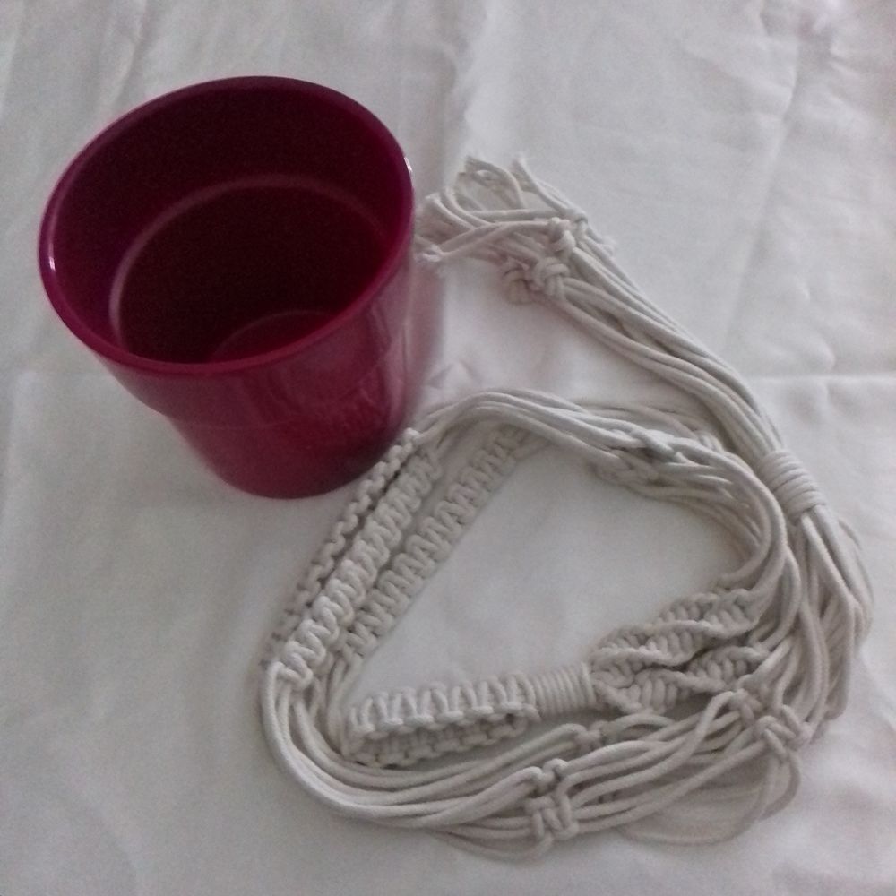 Suspension macramSuspension macram&eacute; et&eacute; et son pot fuschia - Décoration