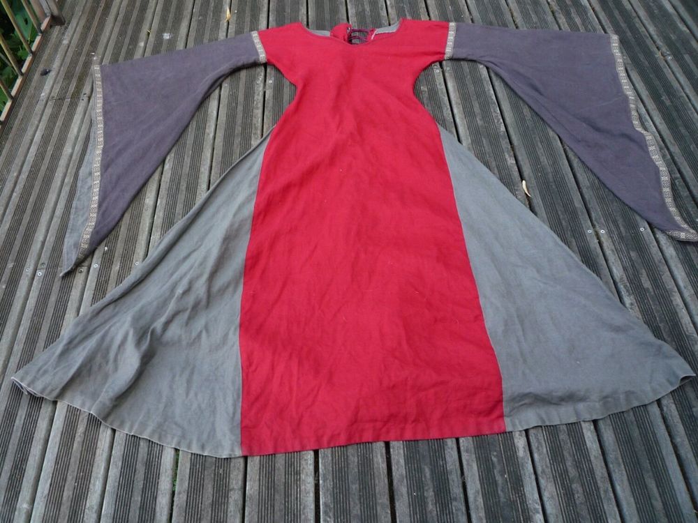 Robe m&eacute;di&eacute;vale Vêtements