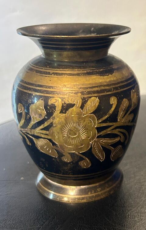Vase décoratif noir et doré à motifs floraux 15 Saint-Médard-en-Forez (42)