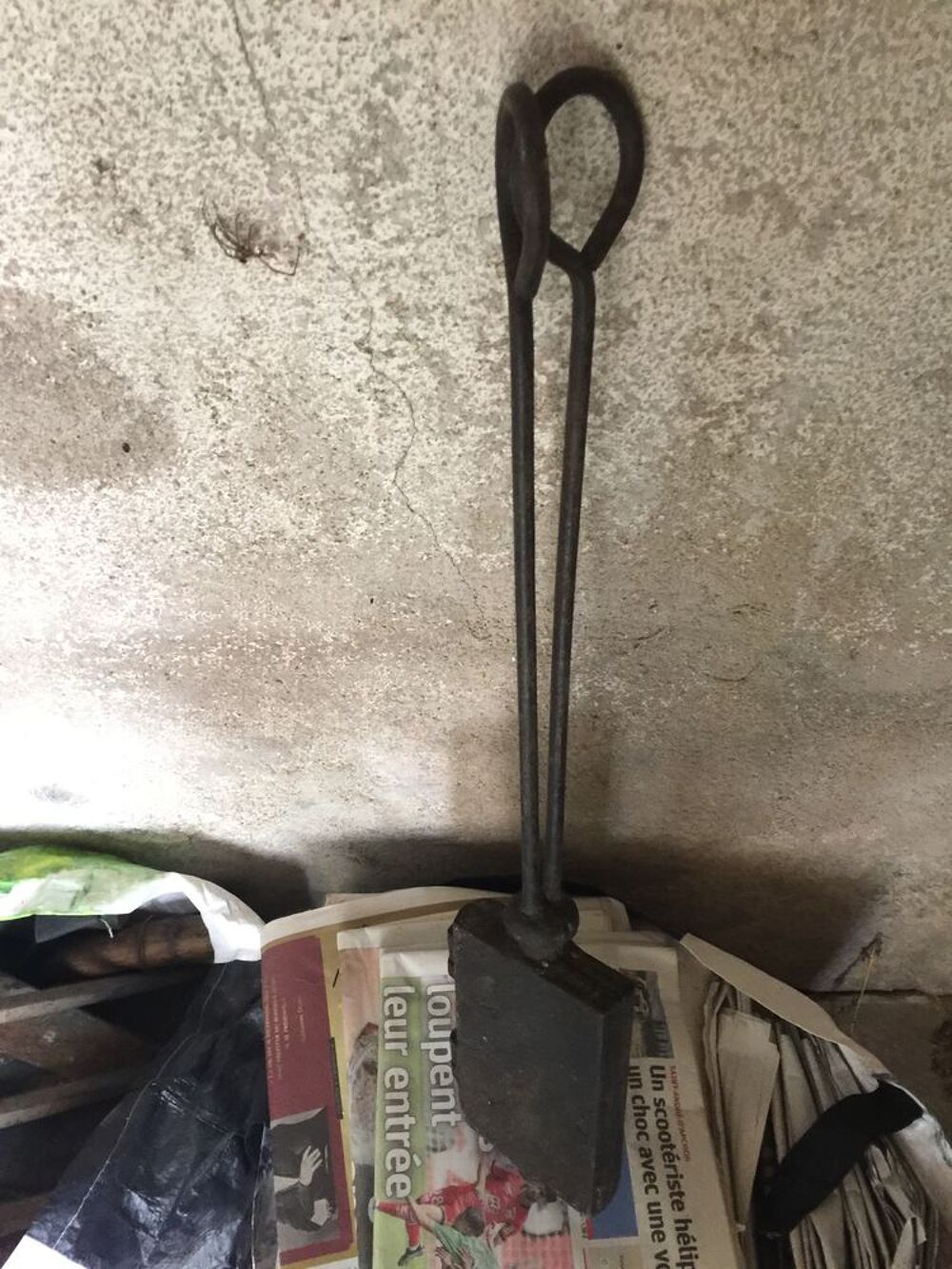 UN GRAND GAUFIER ANCIEN EN FONTE NOIR Electroménager