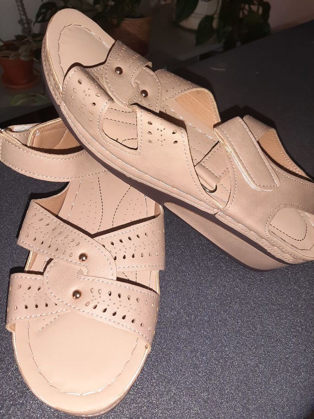 Sandales beiges &agrave; brides crois&eacute;es Chaussures