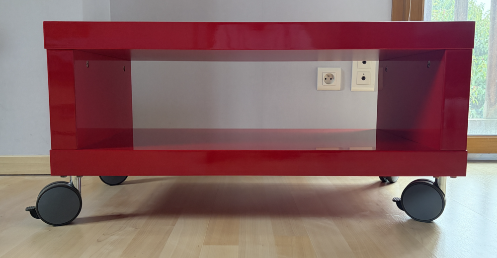 Meuble TV rouge laqu&eacute; sur roulettes Meubles