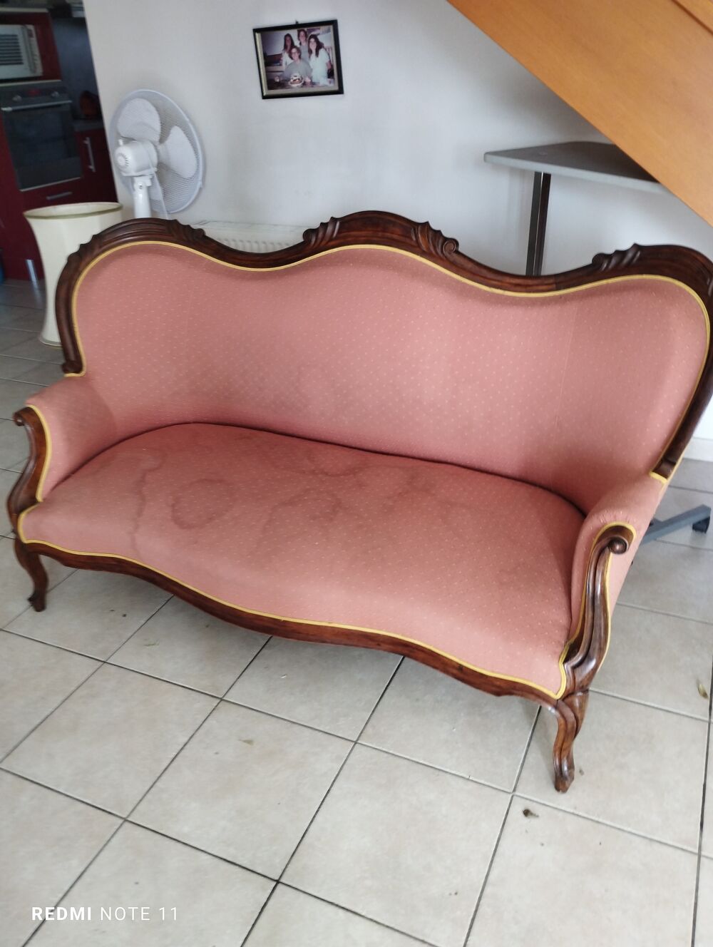 Canap&eacute; Vintage en Tissu Rose et Bois Sculpt&eacute; Meubles