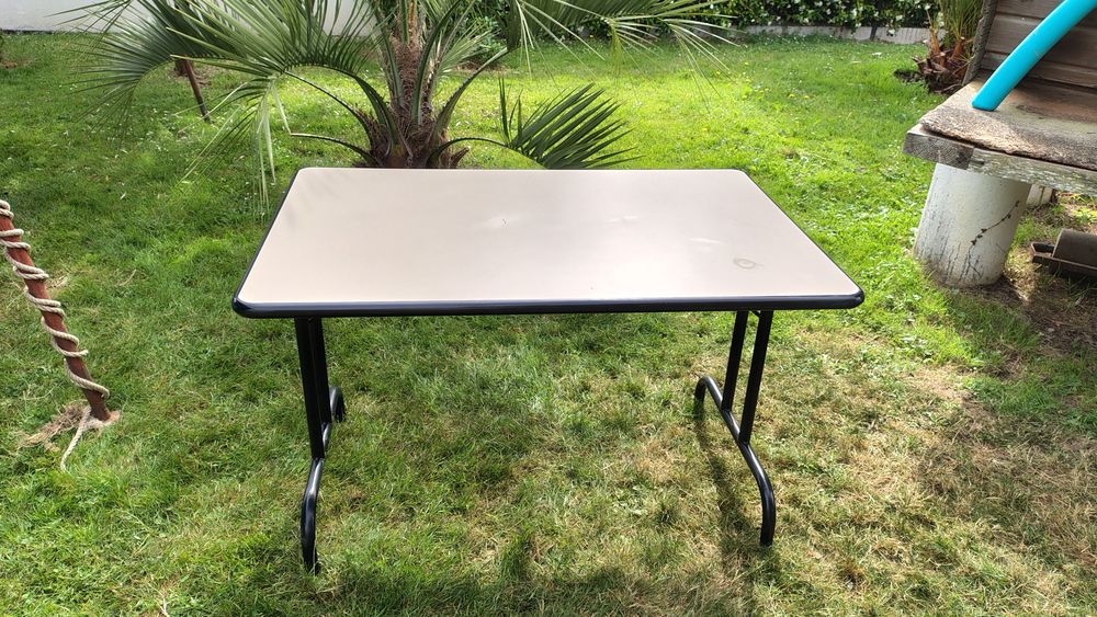 Table pliante bords anti chocs bon &eacute;tat Meubles
