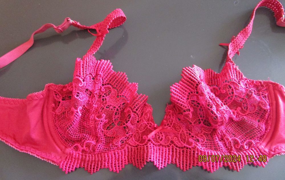 Soutien gorge rouge avec dentelles 95B Vêtements