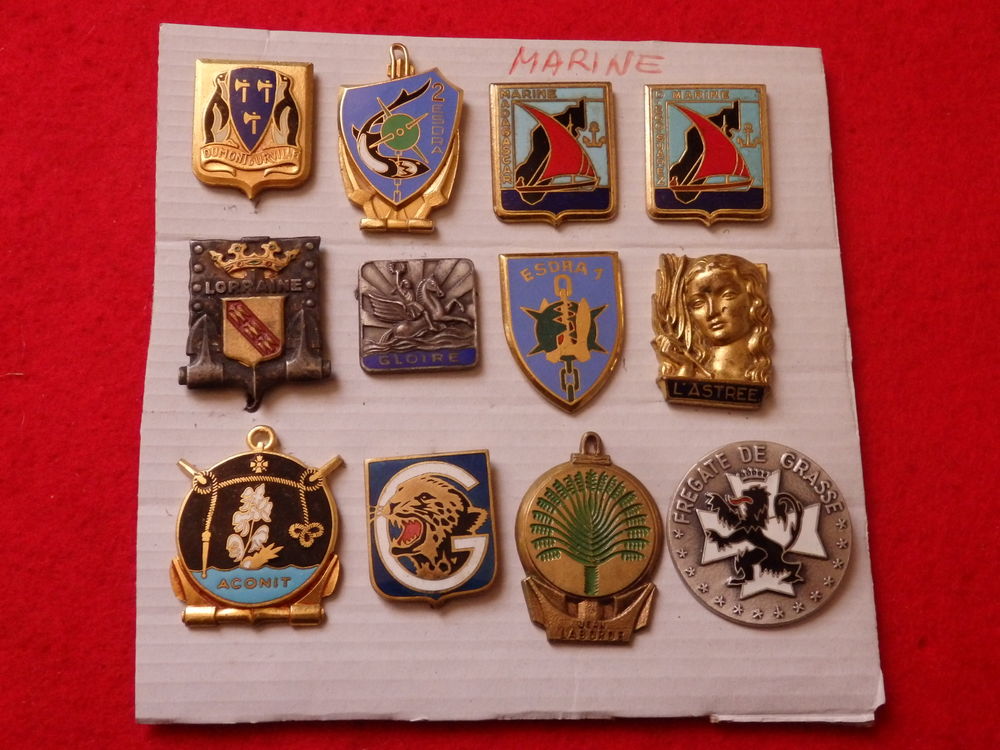 8 Plaquette de 12 insignes d'unit&eacute;s de l'Armee Fran&ccedil;aise. 