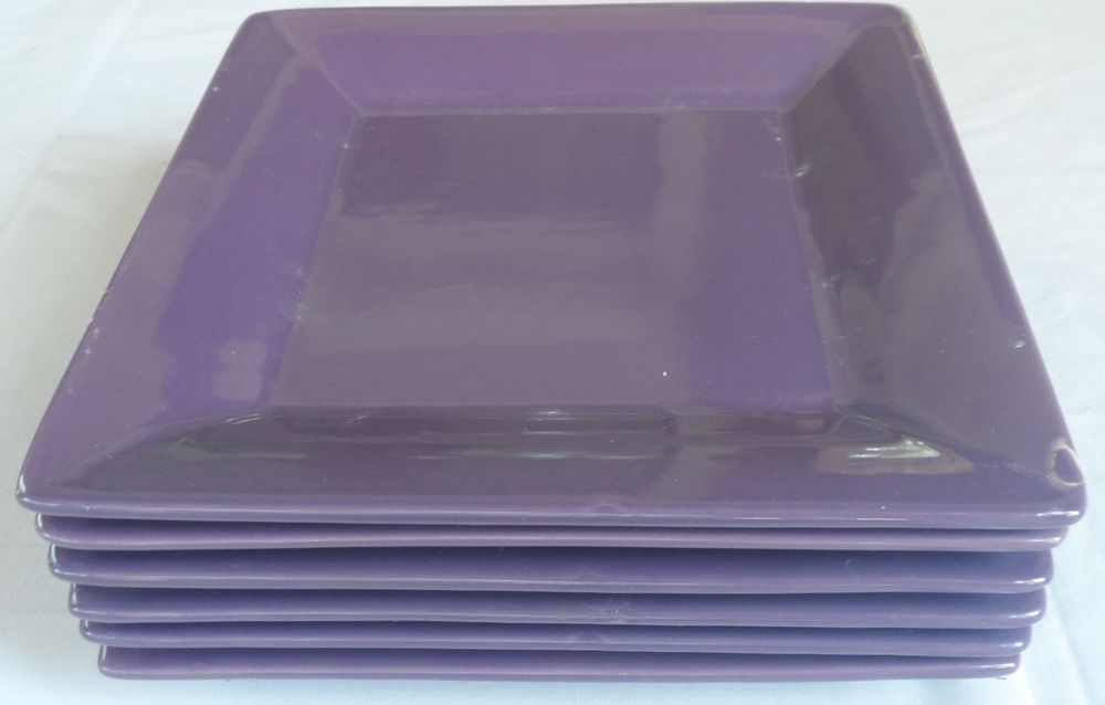 6 assiettes mauves de 20 cm de c&ocirc;t&eacute; dont une est l&eacute;g&egrave;rement Cuisine