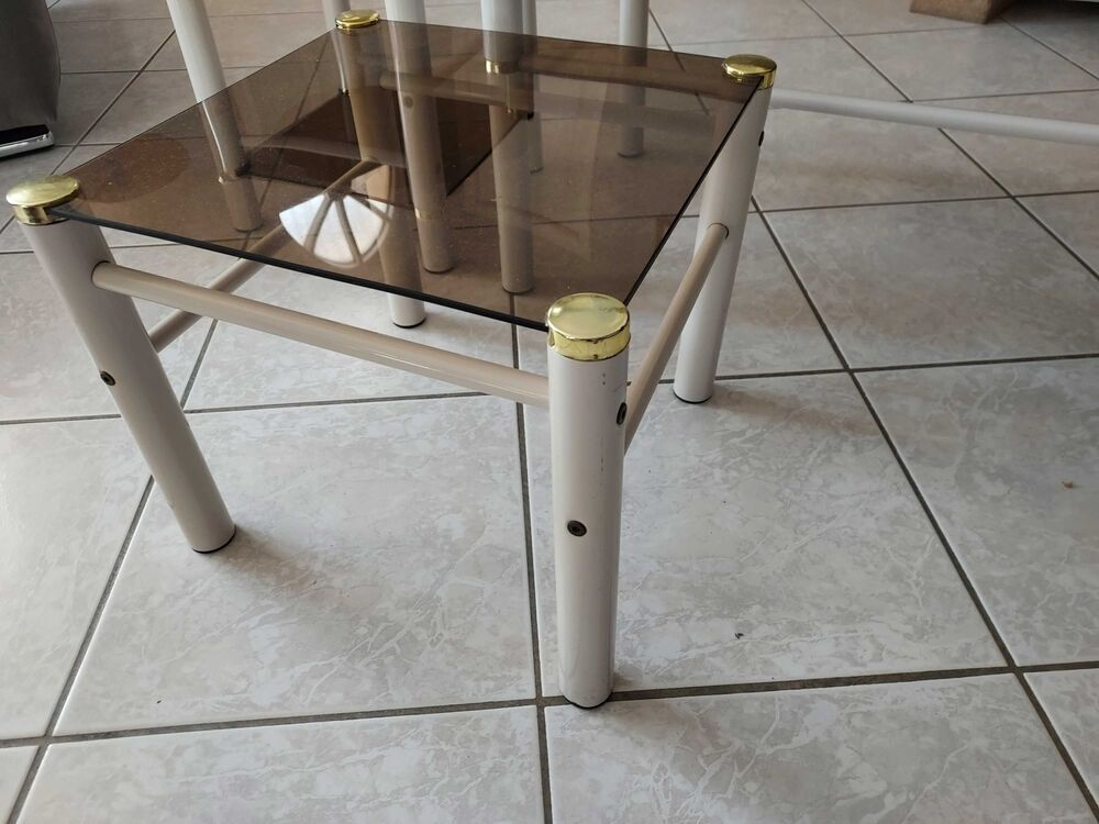 3 tables basses laqu&eacute; blanc et verre fum&eacute; Meubles