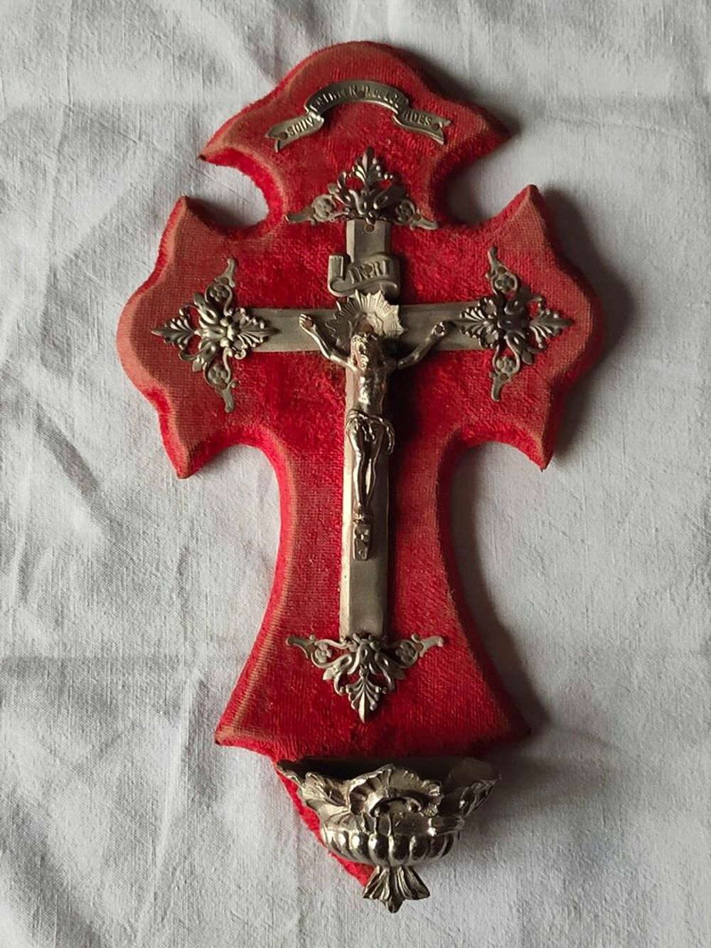 Ancien b&eacute;nitier en feutrine rouge (n&deg;22) 