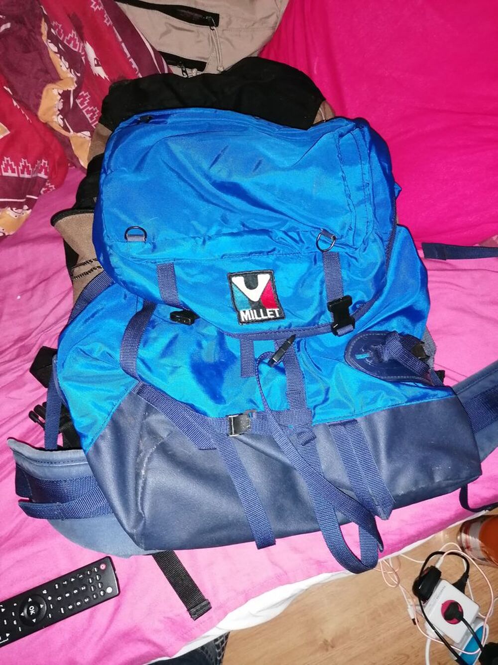 sac &agrave; dos bleu 30 euros. sac marron noir &agrave; 50 euros Sports