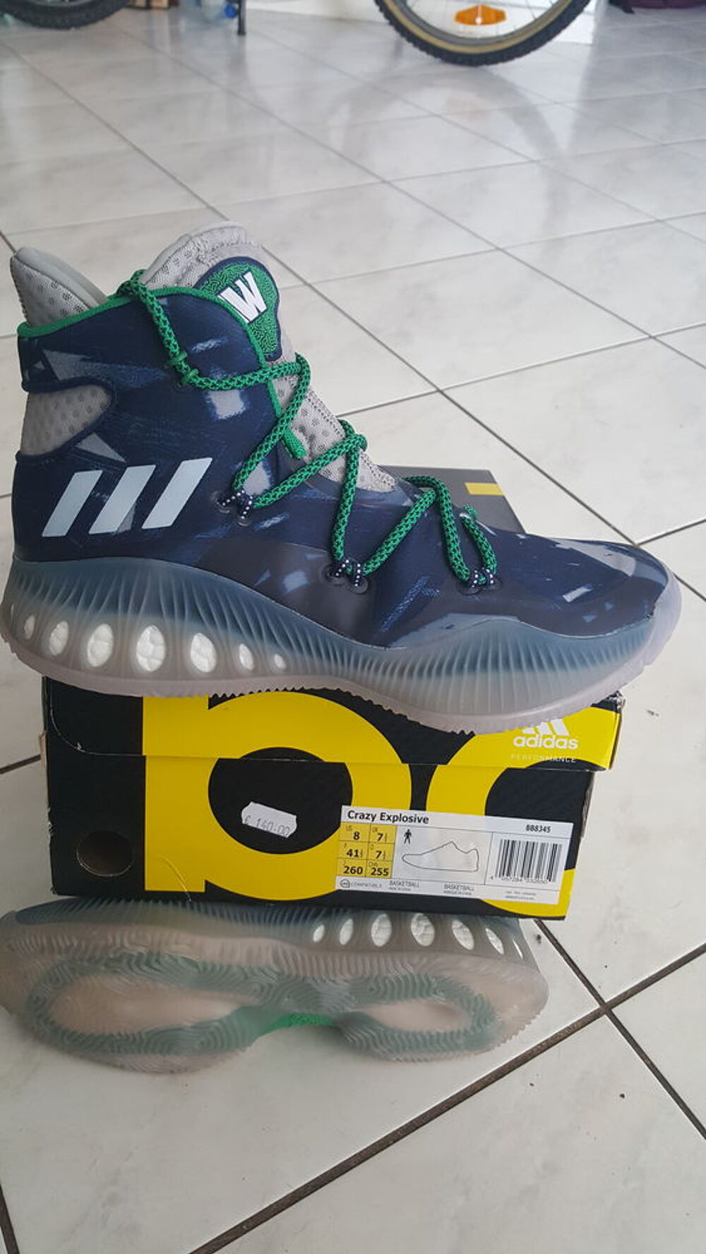 Basket montante Adidas 41 1/3 neuve dans la bo&icirc;te d origine Chaussures