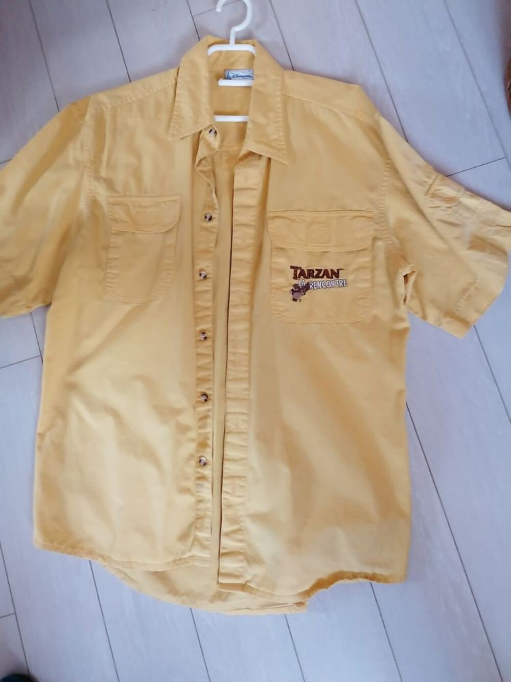 Une chemise jaune Disney et une chemise marque Rodier Vêtements