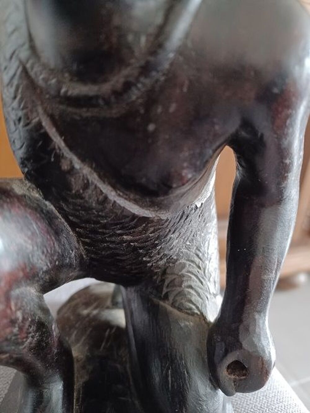 Figurine africaine, guerrier Massa&iuml;, en bois dur sculpt&eacute; 