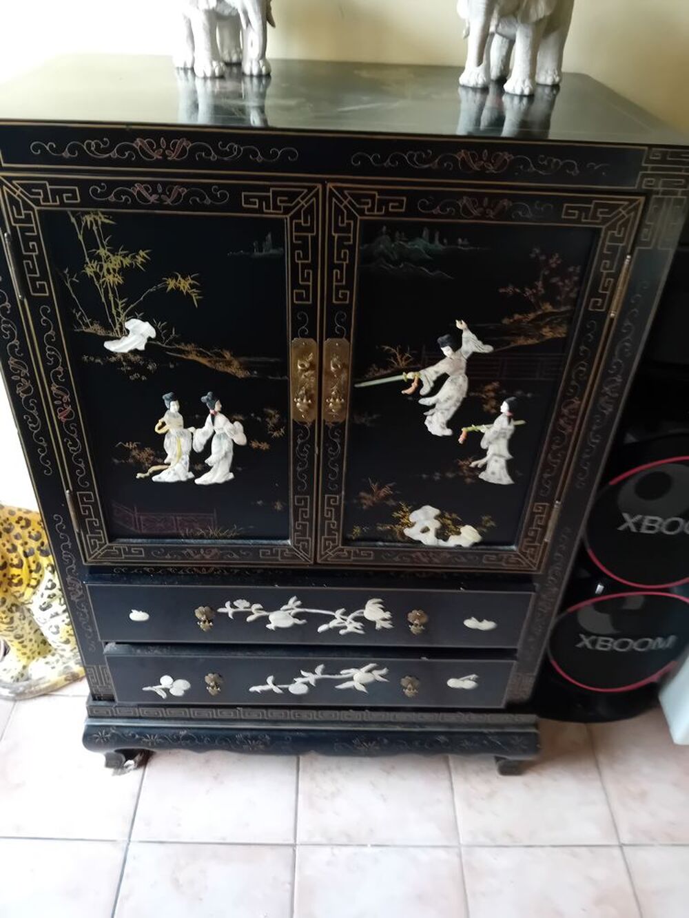 Jolie meubles chinois. Avec sculpture. Nacre Meubles