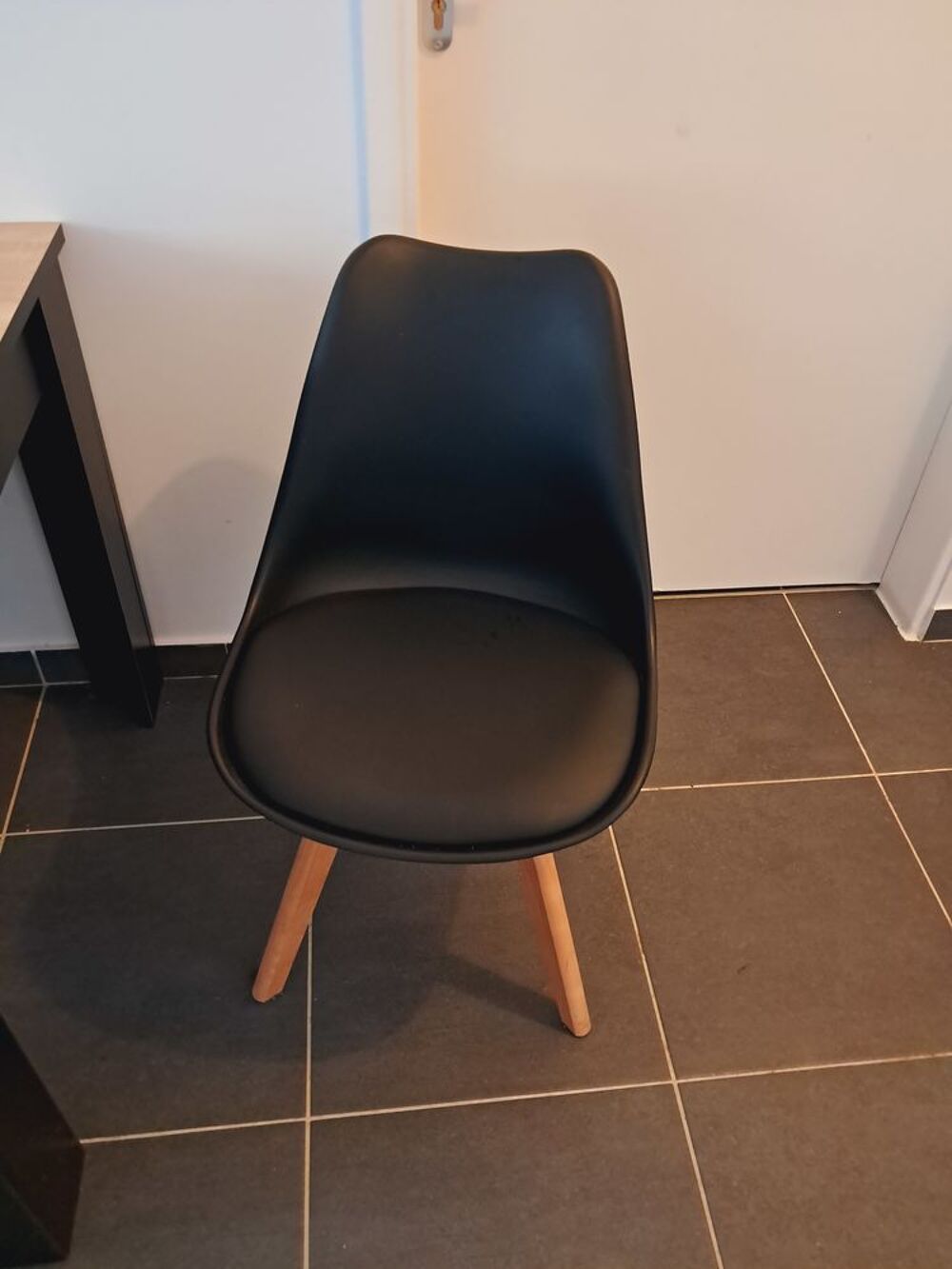 Table de s&eacute;jour+4 chaises 
&Agrave; venir r&eacute;cup&eacute;rer Meubles
