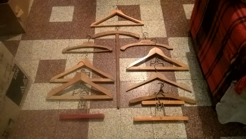 Anciens cintres/porte-v&ecirc;tements bois. 
