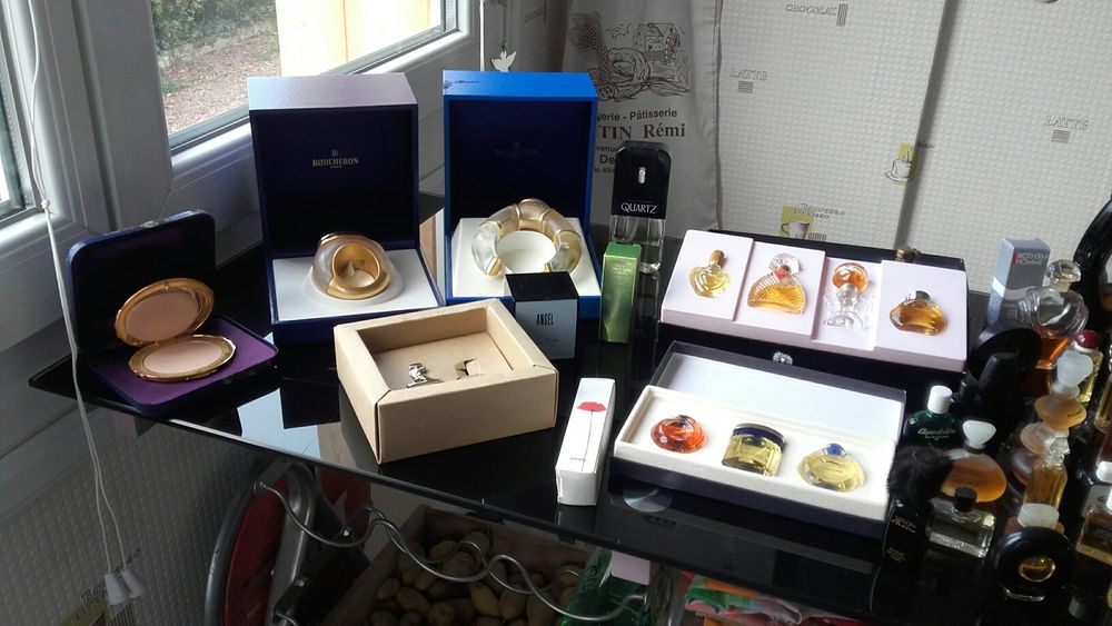 vends belle collection de parfum et miniatures avec boite 