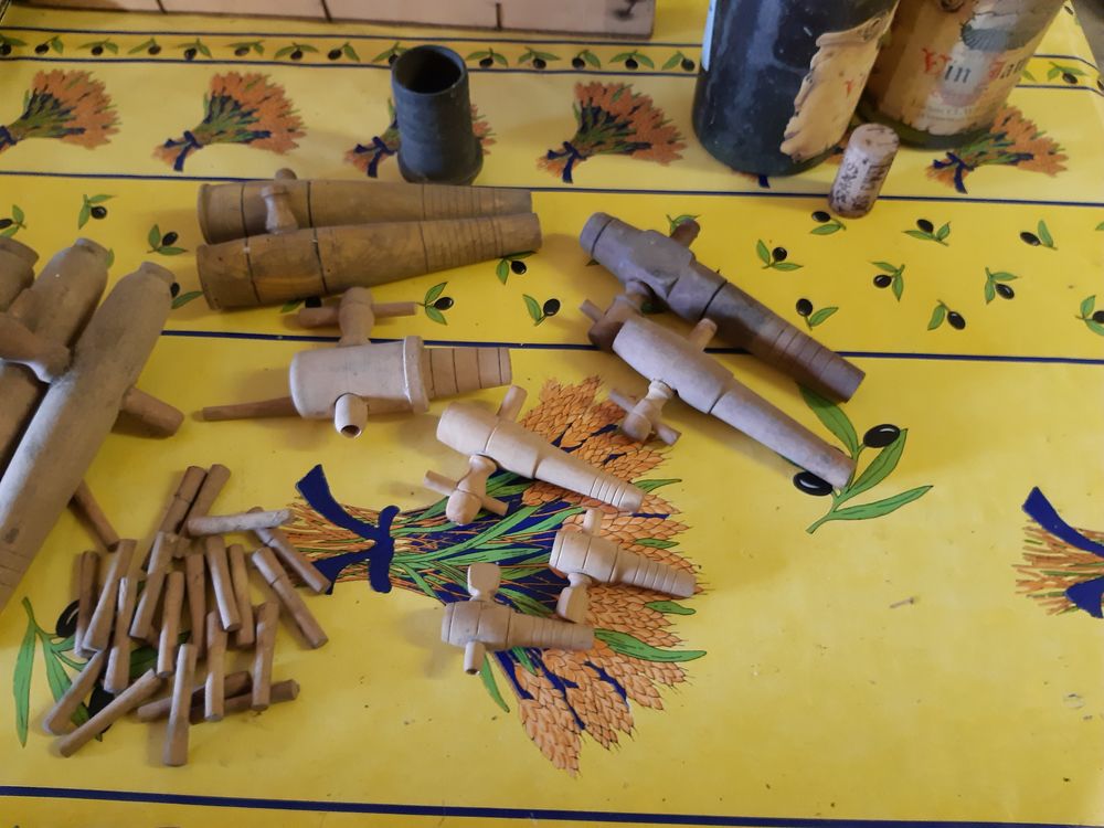 Lot de Robinets en Bois pour Tonneaux diff&eacute;rentes tailles. Décoration