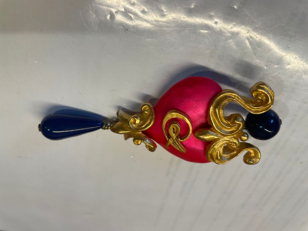 Broche Coeur &eacute;maill&eacute; fuchsia sabl&eacute; + arabesque dor&eacute; et perle Bijoux et montres