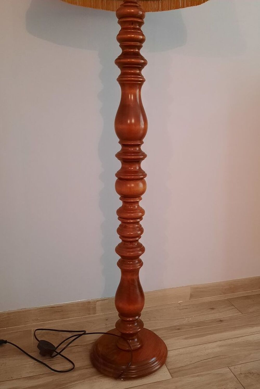 Lampadaire en bois verni Décoration
