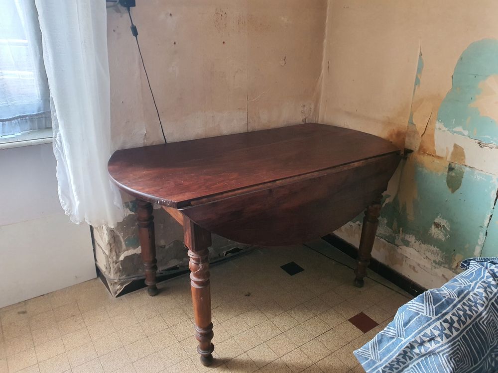 Table ronde en noyer massif style Louis-Philippe Meubles