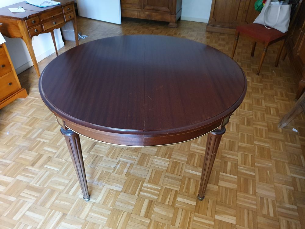 Table style Louis XVI en acajou. Meubles