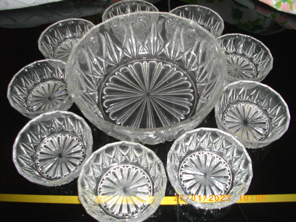 Une coupe et neuf coupelles assorties Cuisine