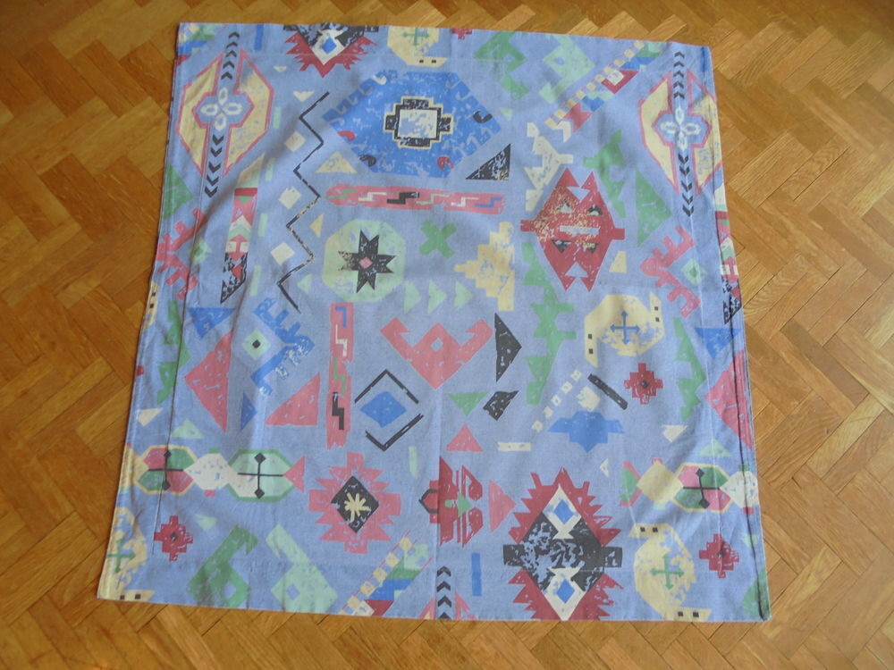 Parure motifs g&eacute;om&eacute;triques sur fond bleu Décoration