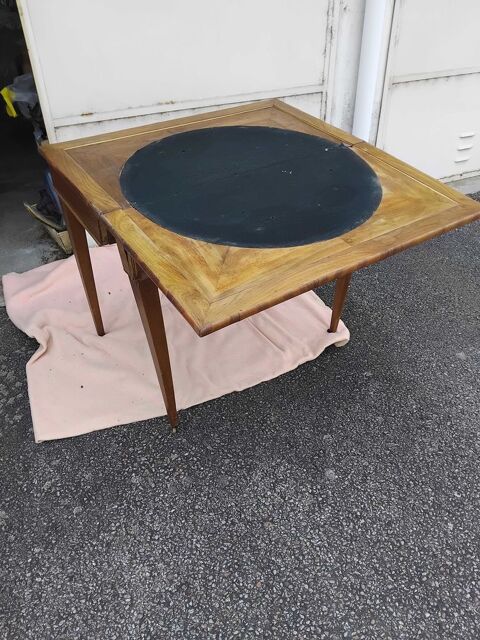 Donne table bridge dépliable sur roulette à  restaurer Limoges (87)