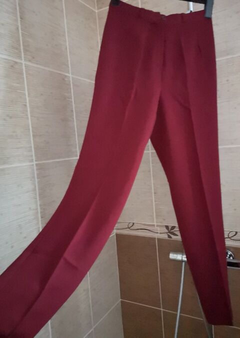 Pantalon couleur bordeaux    Taille 40
4 Narbonne (11)
