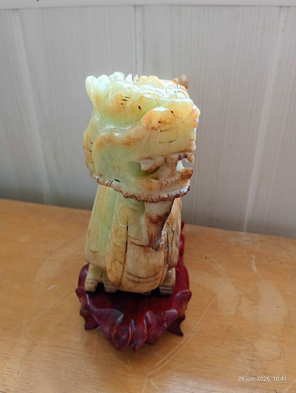 statuette en jade forme de dragon poser sur son socle 