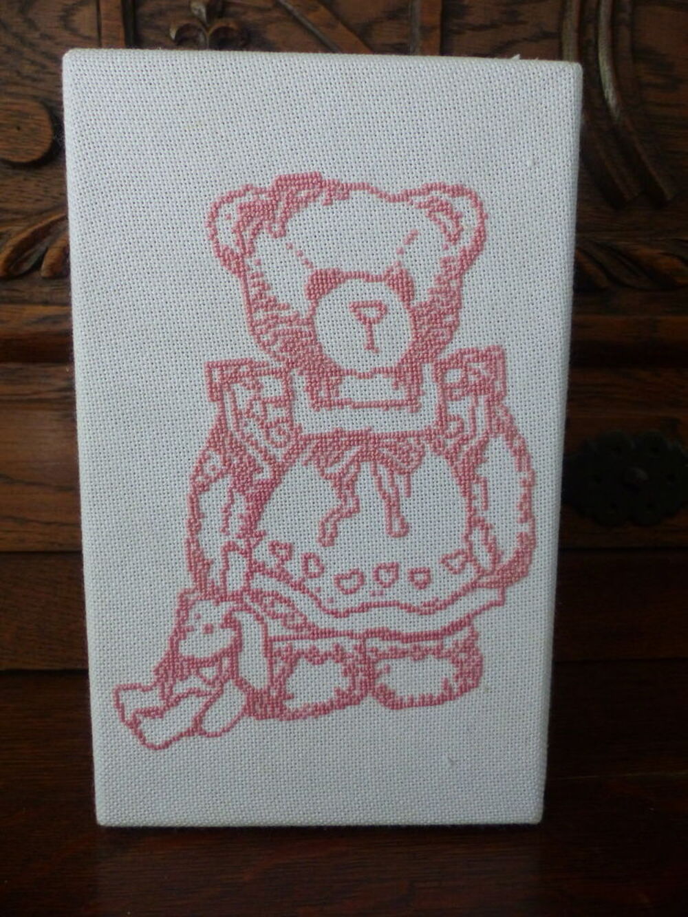 coffret rectangulaire d&eacute;cor&eacute; au point de croix
l'ours Décoration