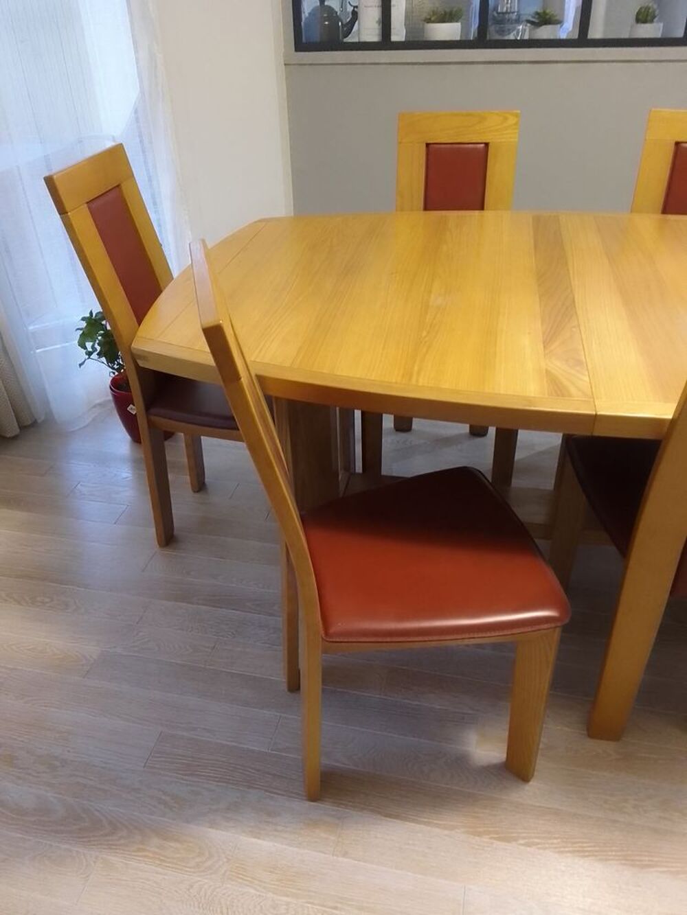 Ensemble salle &agrave; manger table et 6 chaises en parfait &eacute;tat Meubles