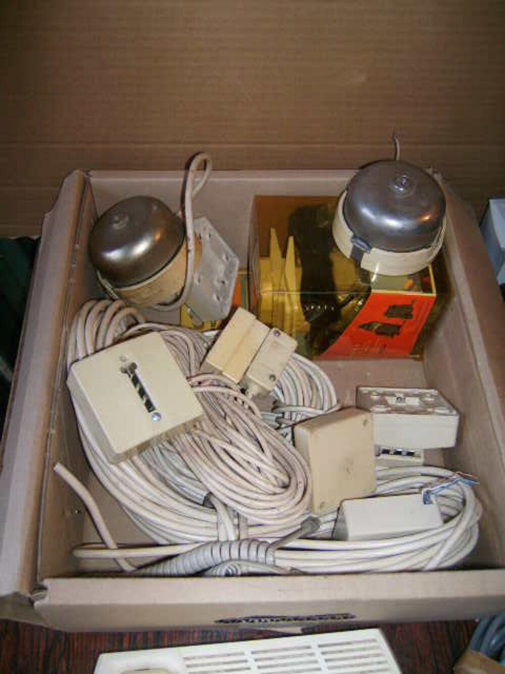 Collection de 5 t&eacute;l&eacute;phones et articles de t&eacute;l&eacute;phonies 