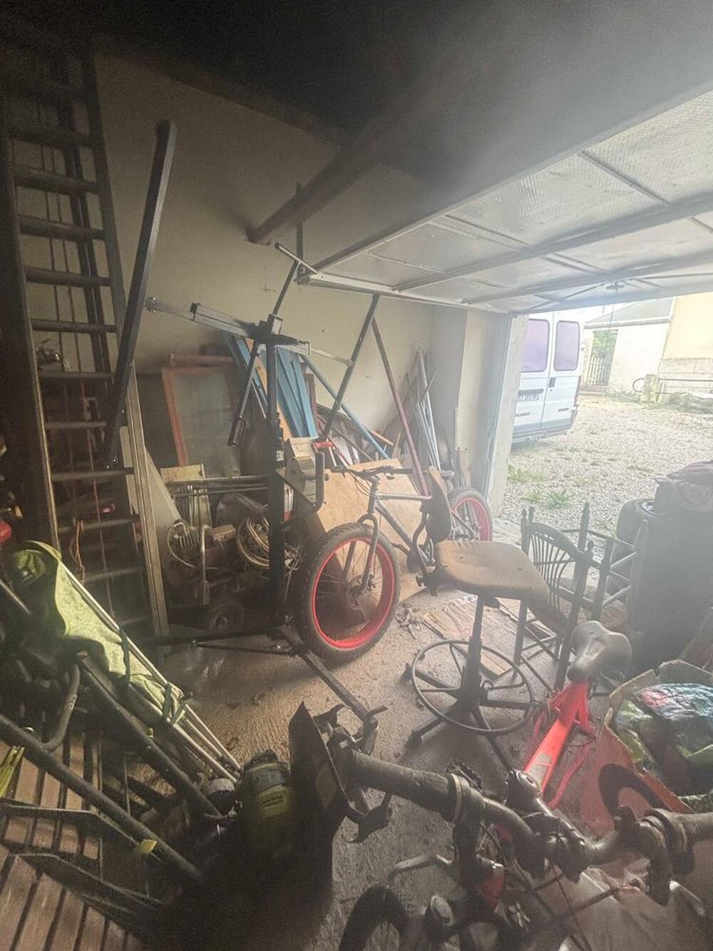 €oeVide grande maison avec beaucoup de mat&eacute;riel de travaux et de bricolage, mat&eacute;riel de b&agrave;&cent;timent, meubles Bricolage