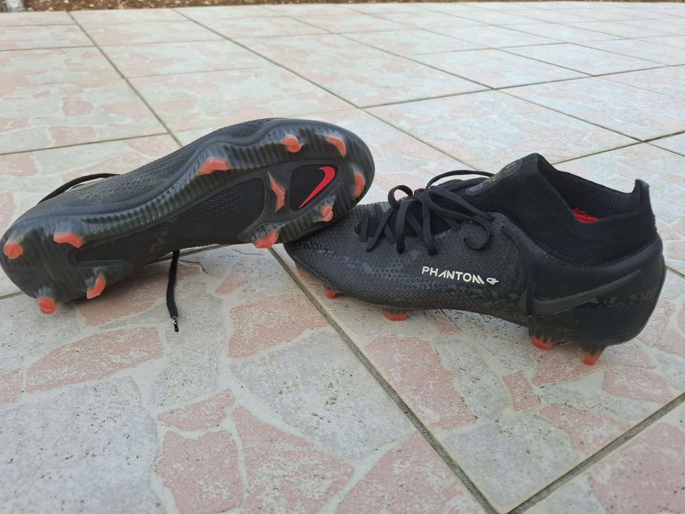 Chaussures de foot Nike crampons moul&eacute;s pointure 41 Chaussures