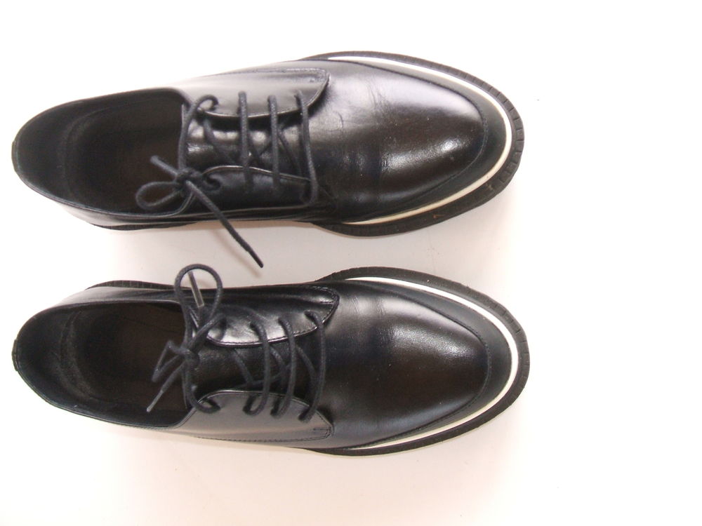 une paires de chaussures Vtements