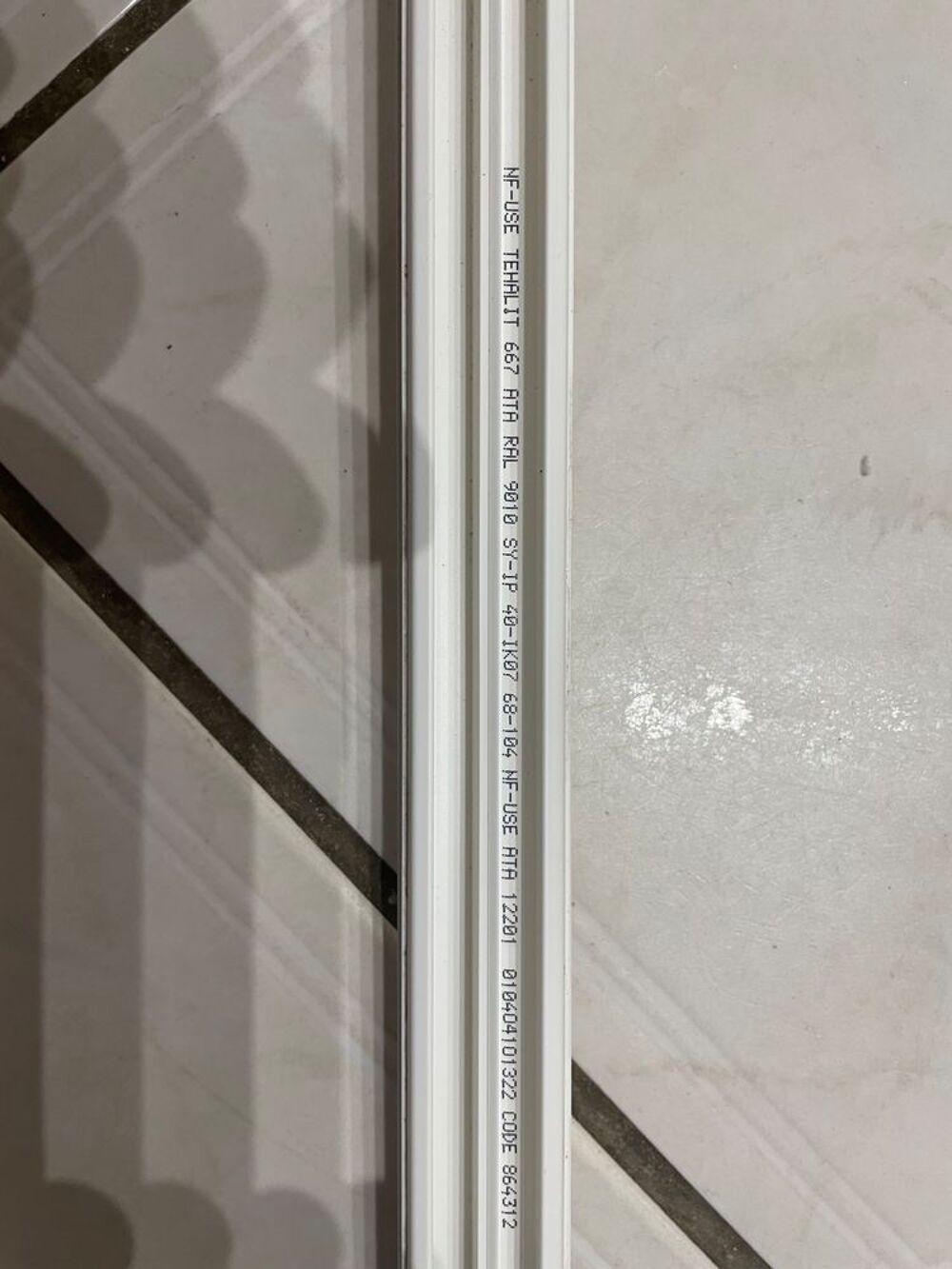 Lot de 4 moulures blanches de marque TEHALIT 12x20 Longueur Bricolage