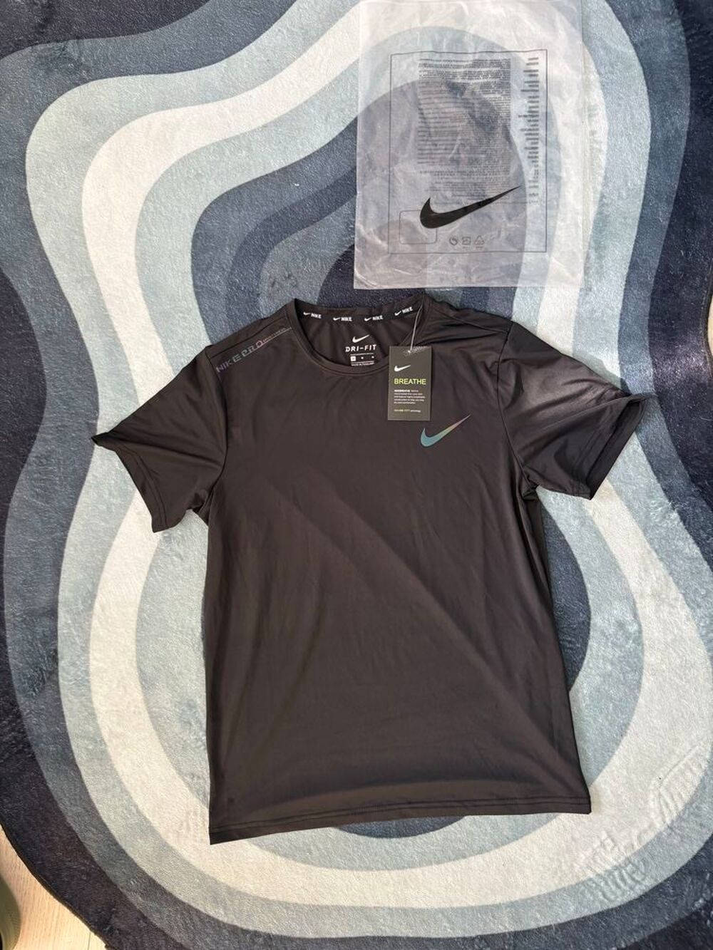 t-shirt nike / noir / taille M / neuf avec &eacute;tiquette Vêtements