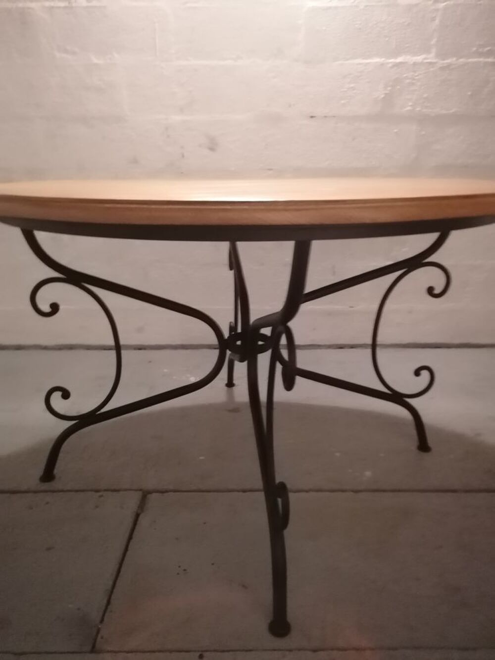 Table ronde plateau pin massif et pied fer forg&eacute; Meubles